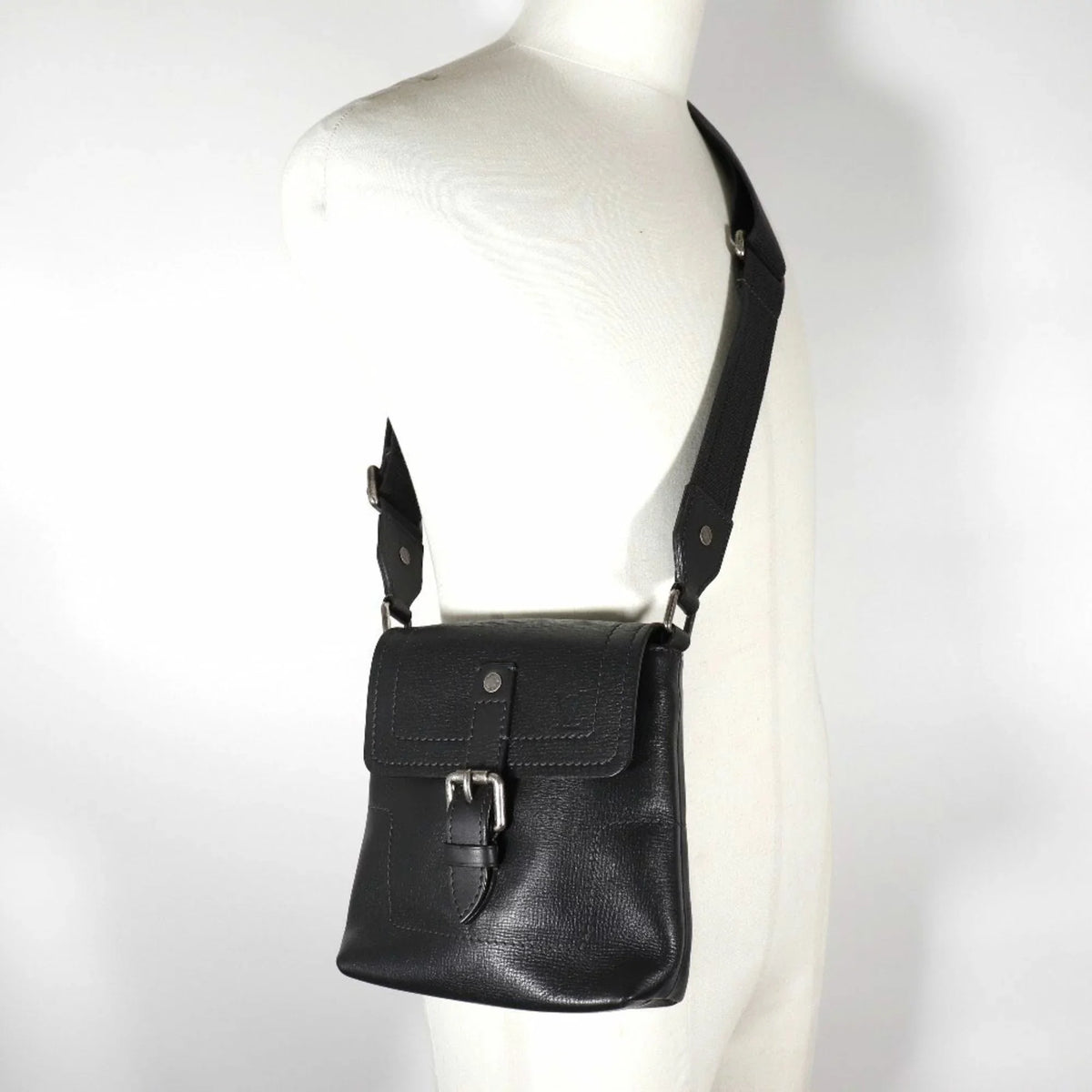 Pre-Owned LOUIS VUITTON Louis Vuitton Yuma Shoulder Bag Utah M97024 Leather Basalt Black RI3059 Men's (Good)